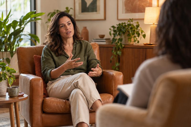 Mulher conversando em sessão individual em uma sala de atendimento acolhedora